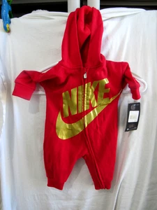 NEU Nike Einteiler rot Reißverschluss Kapuze 3+ Monate Jogginganzug Outfit Babykleidung - Bild 1 von 3