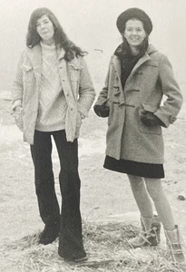 1970 Young Pretty Damas Aire Libre Moda Campana Tejida Abrigos Foto P20L12 - Imagen 1 de 16