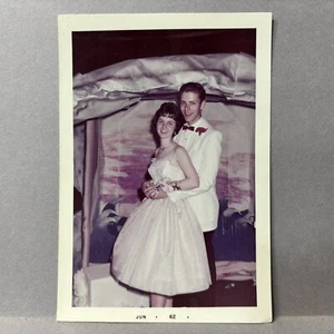 Vintage Fundfoto schönes Paar geht zum Junior Abschlussball 1962 - Bild 1 von 2