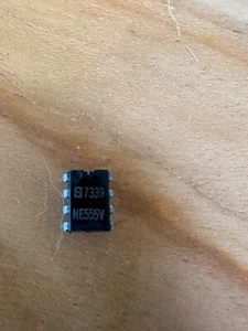 Chip IC temporizador Signetics NE555V (7339) - Imagen 1 de 2
