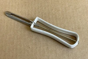 Pre-owner Vegetable Floating Blade Peeler Stainless With Plastic - Picture 1 of 4
