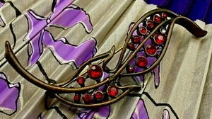 Beautiful Vintage Red Crystal Black Tone Metal Leaf Design Pin Brooch - Picture 1 of 5
