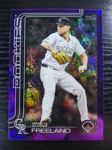 2025 Topps Kyle Freeland viola Holofoil /250 #407 Rockies *corrispondenza colori* - Foto 1 di 2