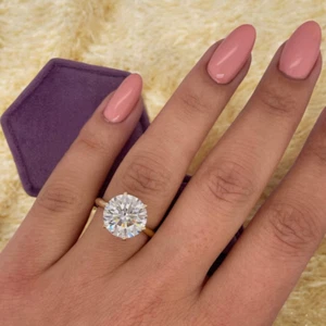 Anillo de compromiso de diamantes redondos de 4 quilates cultivados en laboratorio IGI de oro amarillo de 14 k - Imagen 1 de 12