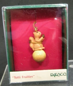 ENESCO Miniatura Ornamento 1989 "Tutti Fruities" Ardilla sentada en una nuez, Nuevo en caja - Imagen 1 de 4