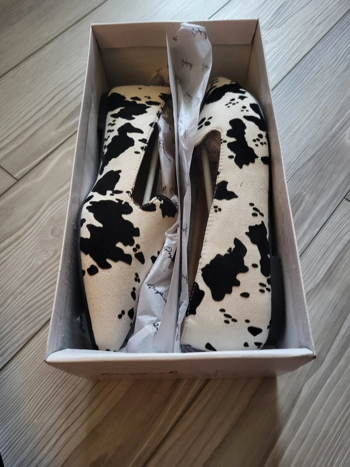 Nuevo en caja Mocasín plano de gamuza con estampado de vaca Qupid para mujer talla 6 Foto 1 de 3