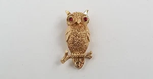 Broche prendedor vintage firmado corona Trifari ojos rojos búho en rama tono dorado - Imagen 1 de 14
