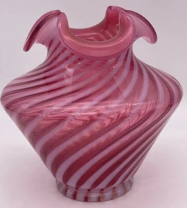 Vintage Fenton rosa & weiß Swirl Rüschen Top 5,5" Kunst Glas Vase - Bild 1 von 6