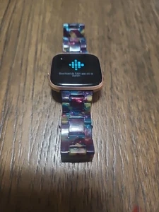 Fitbit Versa 2 Aktivitätstracker - Blütenblatt/Türkis Band - Bild 1 von 6