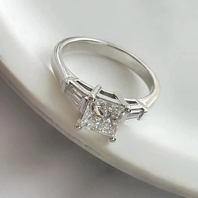 Anillo de compromiso de tres piedras de moissanita corte princesa de 2 quilates enchapado en oro blanco de 14 quilates Foto 1 de 4