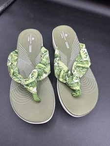 Clarks Cloudsteppers Damen 7 grüne Zehenstegsandalen Arla Glison Rose Interesse - Bild 1 von 3