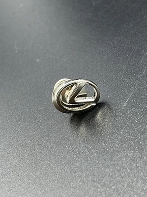 Broche con logotipo Lexus color plata Foto 1 de 4
