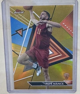 2023-24 Topps Finest #199 Pete Nance Rookie RIFRATTORE ORO NON COMUNE 22/25 - Foto 1 di 2