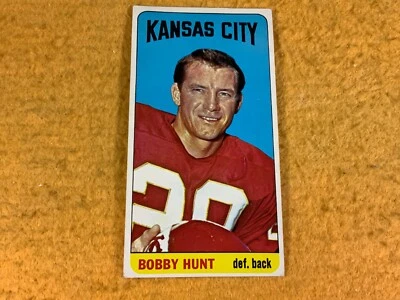 P8-83 FOOTBALL CARD - BOBBY HUNT - KANSAS CITY CHIEFS - 1965 TOPPS - CARD #104 - Image 1 of 4
