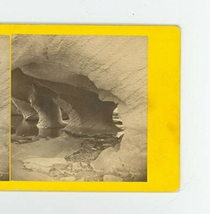 B3930 Grotte sotto la roccia "Colleen Bawn", Middle Lake, Killarney, Irlanda D - Foto 1 di 3