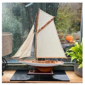 Fully Rigged Lulworth Model Yacht | 65cm (L) x 72cm (H) - Foto 1 di 8