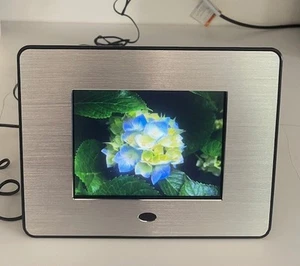 I.T Works Digital Photo Frame 5.6“ Fully working - with 1 DEAD PIXEL SEE IMAGES - Picture 1 of 8