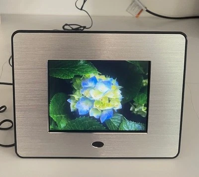 I.T Works Digital Photo Frame 5.6“ Fully working - with 1 DEAD PIXEL SEE IMAGES - Image 1 of 4