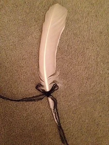 VICTORIAN STYLE FEATHER QUILL PEN WITH BLACK LACE. Wedding/Event/Theatre. - Picture 1 of 2