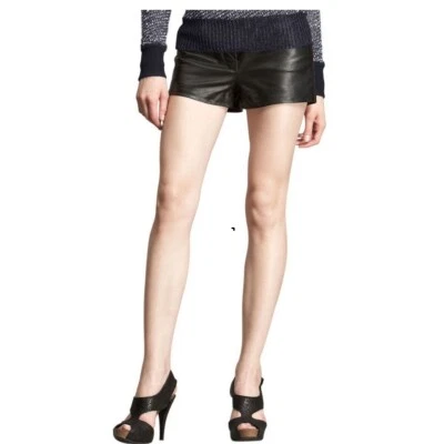 Pantalones cortos de cuero negros cómodos para mujer de piel de cordero para cócteles de último estilo Foto 1 de 3