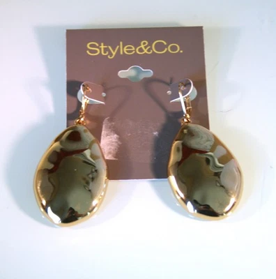 Pendientes colgantes ovalados martillados en tono dorado brillante Style & Co 2 1/2" Foto 1 de 2