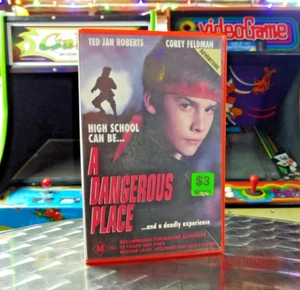 A Dangerous Place - Corey Feldman - VHS Movie Video - Big Box Ex Rental RARE - Foto 1 di 4