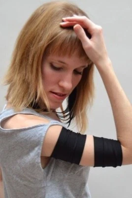 Nuevo con etiquetas Disfraz Cosplay Amarillo Brazos Puños Tatuaje Cubiertas Bandas Cyber Stretch Spandex Foto 1 de 2