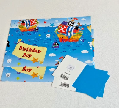 2 FOLHAS de ENVOLTÓRIO DE PRESENTE PIRATAS E 2 ETIQUETAS "ANIVERSÁRIO MENINO" ESTRELA DO MAR CAVEIRA E OSSOS CRUZADOS - Imagem 1 de 2