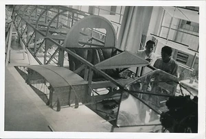 ARGENTINE c. 1952 - Fabrication du Corps de l'Avion   - P 693 - Picture 1 of 2