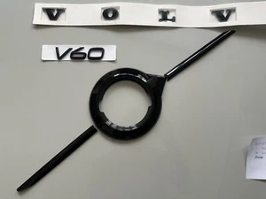 CUBIERTA DE PLACA DE REJILLA NEGRA BRILLANTE PARA VOLVO V60 2018-2022 + JUEGO DE INSIGNIA NEGRO BRILLANTE - Imagen 1 de 4