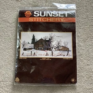 Kit Crewel Sunset Stitchery "Barn Scene" #2426 Sigillato 10"x20" 1979 - Foto 1 di 7