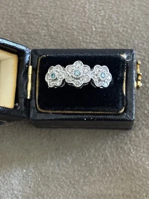 Anel de ouro branco 18kt 3 flores com diamantes azuis e brancos - Imagem 1 de 3