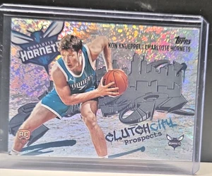 Tarjeta de novato Kon Knueppel 2025-26 Topps Clutch City Prospects Holofoil #CC-4 - Imagen 1 de 2