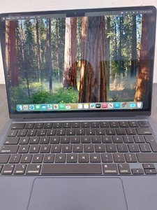 Apple MacBook Air 13.6" Laptop 2022 M2 Chip 512GB SSD 8GB RAM - SPG 92% Battery - Picture 1 of 17