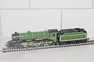 Hornby R053 LNER Class B17 Manchester United 4-6-0 OO Gauge - Image 1 of 4