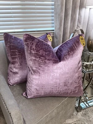 2-ALMOHADAS DECORATIVAS CALLISTO DISEÑO TERCIOPELO CORTE CASERO NUEVAS CON ETIQUETAS Foto 1 de 4