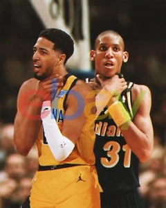 Foto de la NBA Tyrese Haliburton y Reggie Miller Choke Gesture Indiana Pacers 8x10 - Imagen 1 de 1