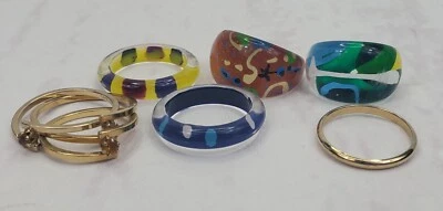 Juego de 2 Anillos Avon Tono Oro y 4 Anillos Multicolor Resina Transparente Tamaños Surtidos Foto 1 de 4