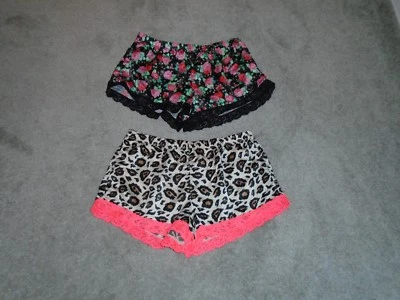 Pantalones cortos Material Girl 2 de encaje recortados para dormir talla pequeña Foto 1 de 2