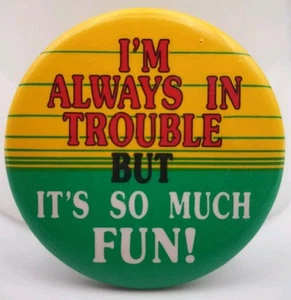 Insignia prendedor de humor botón Pinback vintage I'm Always In Trouble But Its So Much Fun - Imagen 1 de 4