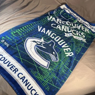 Винтажное полотенце Vancouver Canucks РЕДКОЕ ВИНТАЖНОЕ 55x30 НХЛ хоккей человек пещера баннер б/у в отличном состоянии - Изображение 1 из 4