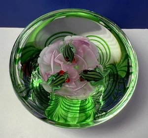 Vintage Frogs on Pink Lilly Pad Flower Glass Art Paperweight 4.25" - 30oz. - Picture 1 of 10