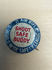 RARE VINTAGE DAISY AIR RIFLE WORLD-WIDE SAFETY LEAGUE PIN BADGE SHOOT SAFE BUDDY