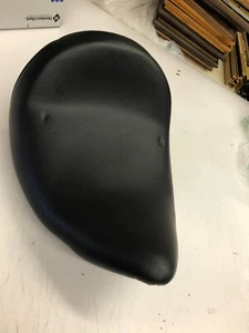 Motocicleta 08 Victory Vegas 2004 asiento de conductor solitario negro P/N 5435283 fabricante de equipos originales (3 - Imagen 1 de 7