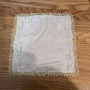 Pañuelo vintage de lino blanco con borde tatuado de encaje amarillo y blanco abigarrado - Imagen 1 de 4
