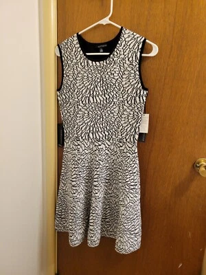 Nuevo con etiquetas Vestido Eva Longoria Talla Pequeña S Tejido Negro Blanco Sin Mangas Ajuste Acampanado Nuevo Foto 1 de 4