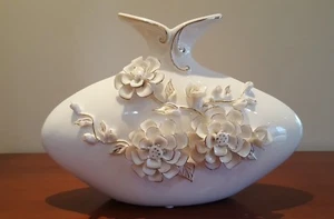 White vase decorated with golden porcelain flowers. Good quality. New in a box. - Picture 1 of 7