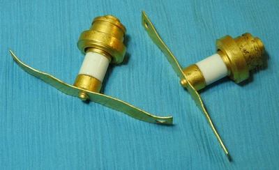 Juego de 2 Alimentadores Cerámicos de Alto Vacío, Chapados en Oro, Paso Láser RF - Nuevos Foto 1 de 4