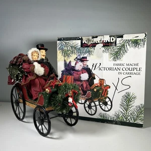 Kirkland Weihnachten viktorianisches Paar in Kutsche Schlitten Stoff Mache Baumkranz - Bild 1 von 13