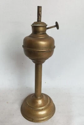 Rare petite lampe à pétrole sur pieds en laiton - fin XIXe siècle - Photo 1/4